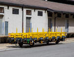 Zweiachsiger Flachwagen mit Seiten- und Stirnwandklappen, Seiten- und Stirnwandrungen, sowie Befestigungseinrichtungen f�r Container, 21 85 3329 041-5 CH-SBBI der Gattung Kgs (Xns) ein
