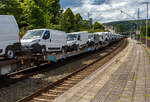 Vierachsige (2 x 2 achsige) lange Flachwageneinheit mit abgesenktem Fu�boden und Radvorlegern der TRANSWAGGON GmbH, der Gattung Laadkks (TWA 850 RV), 27 80 4348 009-6 D-TWA, beladen mit 4
