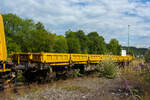 Vierachsiger Drehgestell-Flachwagen mit Drehrungen, 37 80 3947 001-8 D-DBG, der Gattung Res, der DB Bahnbau GmbH (noch als DBG - Deutsche Bahn Gleisbau GmbH eingestellt), ist am 14 August 2013 im Rbf
