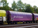 Vierachsiger Drehgestell-Flachwagen mit verschiebbarem Planenverdeck und Lademulden f�r Coiltransporte, 37 84 4672 733-1 NL-RRL, der Gattung Shimmns, der niederl�ndischen Vermietungsfirma Railrelease