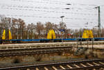 Leerer 2 x vierachsiger Flachwagen in Sonderbauart (Doppelwagen) der Gattung Sggmrrs, 35 81 4657 176-7 A-IF der österreichischen INNOFREIGHT hier als Wagon für Holztransporte mit 32 Rungen