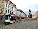 Stra�enbahn / Stadtverkehr; Augsburg;     Combino Nr.848 umf�hrt in der Maximilianstrasse in Augsburg den Herkulesbrunnen am 23.08.2013.