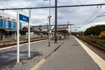 Der Bahnhof Ans an der Bahnstrecke Brüssel–Lüttich am 21 Oktober 2025.

Der Bahnhof liegt ca. 6 Km oberhalb von Lüttich-Guillemins, durch den Bahnhof Ans fahren täglich ca. 125 Züge. Aber wegen der Güterumgehungsbahn Lüttich eigentlich keine Güterzüge. 

Hier beim Bahnhof teilen sich auch die Bahnstrecken Brüssel–Lüttich auf, (links) beginnt die durchgehend zweigleisige mit 25 kV, 50 Hz Wechselstrom elektrifizierte (Strecke 2) Hochgeschwindigkeitsstrecke Brüssel–Lüttich (HSL/LGV 2), ab Ans können dann die Züge bis zu 300 km fahren. Rechts die auch durchgehend zweigleisige mit 3 kV Gleichstrom elektrifizierte klassische Strecke (Strecke 36), diese ist für Geschwindigkeiten bis zu 140 km/h ausgelegt. 