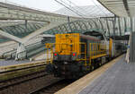 Die SNCB/NMBS HLD 7764  Toledo  leistet am 23 November 2013, einem IC nach Ostende, vom Bahnhof Lüttch-Guillemins, Schubhilfe.