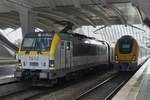 E-Lok 1812 ist mit ihrem Zug in den Bahnhof von L�ttich eingefahren, daneben steht ein M7 Triebzug.