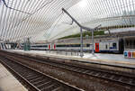 Die Gumminase SNCB/NMBS Triebzug AM 96 - 535 (AM = Automotrice), ein 3 kV Einsystemtriebzug mit GTO-Traktionsstromrichter am 21 Oktober 2025 im Bahnhof Liège Guillemins (Lüttich-Guillemins). Er fährt als S-Zug Lüttich (Train S Liège) der Linie S 42, die Verbindung (Liers – Herstal – Liège-Saint-Lambert – Liège-Guillemins –Seraing – Flémalle-Haute).

Die Reihe AM 96 der Belgischen Staatsbahn ist eine Reihe von 160 km/h schnellen dreiteiligen Elektrotriebfahrzeug-Einheiten. Jede Einheit besteht aus je einem Wagen der Typen Bx, B und ADx. Die Züge werden hauptsächlich im innerbelgischen Schnellzugdienst (IC und IR) der NMBS/SNCB eingesetzt, erreichen aber auch auf drei grenzüberschreitenden InterCity-Linien Lille (Frankreich) und Luxemburg (Stadt). Charakteristisch ist bei diesen Fahrzeugen der Führerstand, welcher von einer Gummiwulst umgeben ist - weshalb diese Fahrzeuge liebevoll Gumminasen oder auch abwertend Klobrillen genannt werden - und dessen Mittelteil (Steuertisch), welches bei der Vereinigung von mehreren Einheiten seitlich wegklappbar ist. Aufgrund ihrer äußeren und technischen Ähnlichkeit mit der dänischen Baureihe MF werden sie auch Deense neus („Dänische Nase“) genannt.

Fahrzeugnummern:
441-490: Zweisystemfahrzeuge für 3 kV= und 25 kV~
501-547: Einsystemfahrzeuge 3 kV = mit GTO-Traktionsstromrichter
548-570: Einsystemfahrzeuge 3 kV = mit IGBT-Traktionsstromrichter

TECHNISCHE DATEN der AM 96:
Hersteller: BN (La Brugeoise et Nivelles) / ACEC (Ateliers de contruction électriques de Charleroi)
Anzahl: 120
Baujahr(e): 1996–1999
Achsformel: Bo'Bo'+2'2'+2'2'
Spurweite: 1.435 mm (Normalspur)
Länge über Kupplung: 79.200 mm
Drehzapfenabstand: 18.400mm B Wagen; 18.700mm Bx und ADx Wagen
Achsabstand im Drehgestell: 2.560 mm
Triebraddurchmesser: 1.010 mm (neu)
Laufraddurchmesser: 920 mm (neu)
Breite: 2.860 mm
Höchstgeschwindigkeit: 160 km/h
Stundenleistung: 1.400 kW
Stromübertragung: Oberleitung
Anzahl der Fahrmotoren: 4 Asynchron-Drehstrommotore vom Typ 4EXA3046
Max. Drehmoment eines Motors: 1.683Nm
Übersetzungsverhältnis auf die Achsen: 1: 4,565
Hersteller Laufdrehgestelle: ANF
Hersteller Triebdrehgestelle: ACR
