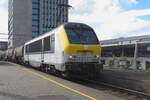 Lineas 1317 zieht ein Kesselwagenzug durch Gent am 5 Mai 2023.