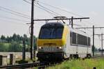 Am 29 Augustus 2013 durchfahrt NMBS 1323 solo Antwerpen-NBoorderdokken und wird vom Bahnsteig mit etwas zooming fotografiert.