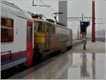 Beim zweiten Mal, dass wir die HLE 1608 gesehen haben, entstand dieser Notschuss, als sie im str�menden Regen den Bahnhof Bruxelles Midi am 27.02.2009 verliess.