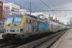 Werbelok 1844 schiebt ein IC nach Bruxelles-Midi aus Namur am grauen 11.Februar 2024.