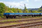 Drehgestellflachwagen mit vier Rads�tzen, mit Seiten- und Stirnwandklappen und mit Rungen, der Gattung Res, der Vermietungsfirma Wagon Care (mit Hauptsitz in Rotterdam), eingestellt unter RIV 33 88