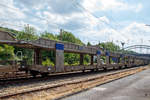  Zweiteilige, 2 x 2 achsige, offene Doppelstock-Autotransportwagen-Einheit, 23 88 4356 527-2 B-BLG, der Gattung Laaers, der BLG AutoRail GmbH am 22.06.2019 bei einer Zugdurchfahrt in Kreuztal.