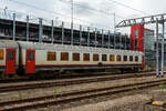 Der SNCB/NMBS - I11 Reisezugwagen der 2. Klasse, 61 88 20-90 073-4 B-B, ex 12773 und ein weitere stehen am 14 Juni 2013 beim Bahnhof Luxemburg Stadt (Gare de Luxembourg), al Ergänzung zum Eurocity EC 90 „Vauban“ (Chur – Zürich – Basel – Straßburg – Luxemburg – Brüssel).

Als I11-Wagen werden Reisezugwagen der Nationale Gesellschaft der Belgischen Eisenbahnen (französisch SNCB - Société nationale des chemins de fer belges / niederländisch NMBS - Nationale Maatschappij der Belgische Spoorwegen) bezeichnet. Diese Wagen wurden zwischen 1995 und 1997 von Bombardier Transportation, im ehemaligen BN Constructions Ferroviaires et Métalliques in Brügge, gebaut. Die I11-Wagen waren die ersten Reisezugwagen der NMBS/SNCB, die für eine Geschwindigkeit von 200 km/h ausgelegt waren. Diese Geschwindigkeit wird planmäßig auf der Schnellfahrstrecke HSL 2 zwischen Brüssel und Lüttich ausgefahren. Bei 200 km/h liegt der Geräuschpegel bei 65 dB.

TECHNISCHE DATEN:
Hersteller: 	Bombardier Transportation (ex BN)
Spurweite: 1.435 mm (Normalspur)
Anzahl der Achsen: 4 
Länge über Puffer: 26.400 mm
Drehzapfenabstand: 18.400 mm
Achsabstand im Drehgestell: 2.560 mm
Drehgestelltyp: ANF Typ 36
Wagenkastenbreite: 2.860 mm
Eigengewicht: 43 t 
Höchstgeschwindigkeit: 200 km/h
Sitzplätze: 86 in der 2. Klasse 
Fahrradstellplätze: 2
Toiletten: 2 (Vakuum, geschlossenes System)