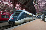 Der DSB MG 5618 (DSB IC 4) – MG 5618 / FH 6618 / FG 6818 / MG 5818 am 20.06.2019 als DSB Re nach Kalundborg beim Halt im Hauptbahnhof Kopenhagen (K�benhavns H).

Der DSB MG ist eine Baureihe vierteiliger Dieseltriebwagen vom italienischen Schienenfahrzeughersteller AnsaldoBreda (heute Hitachi Rail Italia) f�r den Fernverkehr des d�nischen Eisenbahnunternehmens Danske Statsbaner (DSB). Der Zug ist auch als Bauart IC4 bekannt. Es gab bei Auslieferung und Betrieb bereits mehrfach Komplikationen, die Z�ge gelten als m�ngelbehaftet. 

Ein Triebzug besteht jeweils aus zwei Triebk�pfen der DSB-Baureihe MG und je einem Mittelwagen der DSB-Baureihe FG und einem Niederflur-Mittelwagen der DSB-Baureihe FH. Ein Triebzug hat jeweils am Ende ein Enddrehgestell und dazwischen ruhen die Wagenk�sten auf Jakobs-Drehgestellen.Bis zu vier der vierteiligen Einheiten k�nnen zu einem Zug zusammengekuppelt werden. 

Nach einer europaweiten Ausschreibung bestellte die DSB im Dezember 2000 insgesamt 83 vierteilige Einheiten beim Hersteller AnsaldoBreda. Die MG-Z�ge sollen die DSB MF im Fernverkehr abl�sen. Die IC3-Einheiten sollen wiederum lokbespannte Z�ge im Regionalverkehr abl�sen.

Die ersten Z�ge sollten im April 2003 ausgeliefert und ab Januar 2004 bis 2006 in Dienst gestellt werden. Technische Probleme bei einem Zulieferer machten diesen Zeitplan erstmals zunichte. Im Sommer 2007 befanden sich schlie�lich erste Z�ge im Zulassungsverfahren. Als vor�bergehender Ersatz werden im Verkehr nach Deutschland angemietete ICE-TD (DB BR 605) eingesetzt.

Die f�r 2006 anvisierte Einsatzreife der IC4-Z�ge wurde nicht erreicht, im September 2006 waren lediglich neun IC4-Z�ge in D�nemark ohne Abnahme fertiggestellt. Im Juni 2007 fuhren erste Testz�ge mit Fahrg�sten zwischen �rhus und �lborg im Regionalverkehr. Als wesentliche M�ngel wurden die fehlende Zulassung f�r den Betrieb auf der Storeb�ltquerung sowie die nicht funktionierende Mehrfachsteuerung genannt. Anfang 2008 wurde der Probebetrieb vor�bergehend eingestellt, da �berhitzte Verbindungen der Abgasleitungen zu Geruchsbel�stigung in den Innenr�umen des Zuges f�hrten. Schlie�lich stellte die DSB ein 12-monatiges Ultimatum, wonach bis Mai 2009 insgesamt 14 Triebz�ge eine Abnahme f�r den Inlandsverkehr bestanden haben mussten und ein weiteres Fahrzeug alle vertraglichen Bedingungen zu erf�llen hatte. Andernfalls drohte eine Annullierung der gesamten Bestellung. Im Mai 2009 hatte AnsaldoBreda die geforderte Anzahl von Triebz�gen abgeliefert, konnte aber nur eine eingeschr�nkte Bauartzulassung f�r gekuppelte Z�ge erreichen und nach wie vor bestanden erhebliche Softwareprobleme. Daher schloss die DSB folgenden Vergleich mit dem Hersteller: 
AnsaldoBreda erstattete nahezu die H�lfte des urspr�nglichen Auftragswertes und akzeptierte einen neuen Lieferzeitplan. Die DSB hielt dagegen ihre Bestellung aufrecht und beteiligte sich an der Entwicklung der Steuersoftware. 

Im M�rz 2011 gab die DSB bekannt, da� bei Bombardier in Randers zwei Hallen als zus�tzliche Werkstattkapazit�ten f�r 5 Jahre angemietet wurden. Entsprechend dem Vergleich von 2009 sollen hier die Fahrzeuge der Reihen MQ und MP/FP fertig gestellt werden. Die Arbeiten erfolgen in DSB-Regie und sorgen f�r 20-25 neue Arbeitspl�tze. Zun�chst sollen die ersten 14 IC4-Z�ge abgearbeitet werden, die 2007-09 mit erheblichen M�ngeln ausgeliefert worden waren. Bis Mai 2011 waren 43 Triebz�ge ausgeliefert, von denen 18 zum Einsatz zugelassen waren. Zahlreiche Probleme reduzieren regelm��ig die Zahl der einsatzf�higen Fahrzeuge erheblich.

Es bleibt abzuwarten, ob diese L�sung zielf�hrend ist. Wichtige Aspekte bei der Akzeptanz der Reihe MG waren sicher die Tatsachen, dass kurzfristig keine moderne Dieselalternative zur Verf�gung stand und eine Elektrifizierung weiterer DSB-Strecken erst nach der Einf�hrung des neuen Zugsicherungssystems ETCS um 2020 realisierbar scheint.

Die bereits zwischen 2013 und 2016 abgestellten und anschlie�end zum Jahresende 2016 abgeschriebenen Garnituren MG 5607, 5608 sowie 5612–14 wurden 2017 in Randers verschrottet.

TECHNISCHE DATEN:
Hersteller:  AnsaldoBreda (heute Hitachi Rail Italia)
Baujahre:  ab 2005
Spurweite:  1435 mm (Normalspur)
Achsformel:  1A' (A1)' (2') (1A)' A1'
L�nge �ber Kupplung:  86.530 mm  (24 m / 19 m / 19 m / 24 m)
H�he:  4.200 mm
Breite:  3.150 mm
Leergewicht:  160,0 t
H�chstgeschwindigkeit:  200 km/h
Installierte Leistung:  4 x 560 kW (4 x 762 PS) = 2.204 kW (3.048 PS)
Dieselmotoren 4 � 8 Zylinder IVECO Unterflur-Dieselmotor mit je 560 kW (762 PS)
Leistungs�bertragung:  dieselmechanisch
