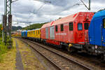 Im Sandwich zweier SIEMENS Vectron Dual Mode fährt ein Schienenprüfzug (SPZ 3), auf Prüffahrt (der Messwagen ist auf die Schiene absenkt) am 14 Juni 2024 durch Scheuerfeld/Sieg in