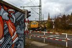 Das Gleisarbeitsfahrzeug „Hummel“ 746 014 (99 80 9110 014-4 D-DBMP), ein neues Plasser & Theurer GAF (auf MISS-Plattform) der DB InfraGO Netz Instandhaltung, ex DB Netz AG, fährt am 11 November 2025 durch Kirchen/Sieg in Richtung Siegen.

Das Gleisarbeitsfahrzeug (GAF) wurde 2019 von Plasser & Theurer in Linz (Österreich) unter der Fabriknummer 6702 gebaut.