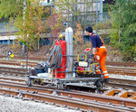   Gleisbaustelle in Kreuztal am 09.10.2015, mit kleinen Draisine (zerlegbare Alukleinmaterialtransportwagen vom Fabrikat Cemafer) f�hrt man sein Arbeitsger�t zum Thermit-Schwei�en zur n�chsten