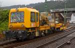 Das GAF 100 R/A der DB Netz Instandsetzung (Schweres Nebenfahrzeug 97 17 52 005 18-3) mit Kleinwagenanh�nger hat ein paar Arbeiten an der Gleisbaustelle beim Bahnhof Betzdorf/Sieg am 17.12.2012