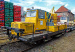 
Der Klv 50-8491– Kraftrottenzugwagen (der seltenen Bauart 502 mit Behelfsladekran) der Butzbach-Licher Eisenbahn (BLE), ex DB Klv 50-8491, am 02.10.2016 beim Tag der offenen Tür der BLE Butzbach-Licher Eisenbahnfreunde e. V. in Butzbach.

Der Gleis-Kraftrottenzugwagen mit Behelfsladekran Klv 50 (BA 502) wurde 1959 von der Sollinger Hütte GmbH in Uslar der Fabriknummer  K 1060 (Herstellertyp Rz 75), ursprünglich BA 501 (ohne Kran), gebaut und als Klv 50-849 an die DB geliefert.    
Weiterer Lebenslauf:
1965 Umbau durch Betriebswerk Friedberg (Hessen) in BA 502 (mit Behelfskran)
1970 Ausmusterung  bei der DB
1977 an Städtisches Tiefbauamt Freiburg i. Br., Nr. 350
2000 	an EBN - Eisenbahnbedarf Bad Nauheim Mathias Bootz
2010 	 Einstellung bei ELS - Eisenbahn-Logistik und Service GmbH als 50 849

Als Weiterentwicklung der 1953 gebauten Rottenkraftwagen der Baureihen Klv 40 (ohne Ladekran) und Klv 41 (mit Ladekran) wurde ab 1955 der Klv 50 bei der Deutschen Bundesbahn (DB) eingeführt. Klv steht für Kleinwagen mit Verbrennungsmotor.

Trotz der stetigen Auslieferung von Neubaufahrzeugen bestand zu Anfang der 1960er Jahre noch bei vielen DB-Dienststellen akuter Mangel an Bahndienstfahrzeugen mit Ladekran. Um ihren eigenen Bedarf mit einfachen Mitteln zu lindern baute 1963 die Signalmeisterei Frankfurt (Main) auf ihren Rottenkraftwagen Klv 40-8019 einen mechanischen Sollinger Hütte-Behelfskran SK 775 auf.
Der Behelfskran soll, wie sein Name schon sagt, ein Behelf und kein vollwertiger Ersatz für den hydraulischen Ladekran sein. Dennoch lassen sich damit viele Arbeiten erledigen, die sonst einen weit größeren Aufwand erfordern: Signalmasten bis 8 m Länge können mit ihm aufgestellt bzw. umgelegt, oder ca. 600 kg schwere Propanfässer für die Weichenheizungen ausgewechselt werden.
Der Behelfskran der Signalmeisterei Frankfurt (Main) fand so großes Interesse, daß 1965 für jede Bundesbahndirektion probeweise ein Klv 50 mit diesem Sollinger Hütte-Behelfskran SK 775 aufgerüstet werden sollte. Diese umgebauten Klv 50 behielten ihre alte Betriebsnummer, jedoch änderte sich ihre Bauart (BA) von 501 in 502.
Eine weitere Ausrüstung von Klv 50 mit Behelfskranen unterblieb aber, vielleicht auch weil der Bedarf mit den 1964 bis 1967 nachträglich in den Ausbesserungswerken Bremen und Karlsruhe mit hydraulischen Atlas-Ladekränen AK 1400 DB oder AK 3001 DB ausgestatteten Klv 50 gedeckt war. Anders als die mit Behelfskran ausgestatteten Klv 50 wurden diese umgebauten Fahrzeuge in Klv 51 mit neuer Ordnungsnummer umgezeichnet.
Von den umgebauten Klv 50 der Bauart 502 waren mit Stand vom 31.12.1974 noch 8 Stück bei der DB aufgelistet. Heute ist dieser  Klv 50-8491 der einzige erhaltene dieser seltenen Bauart 502.

Der Gleis-Kraftrottenzugwagen ist besonders geeignet zum Befördern von Schienen, Weichenteilen, Kleineisenzeug, Schotter, Schwellen, von Arbeitsmannschaften und zum Ziehen von Anhängewagen. Seine hohe Geschwindigkeit und große Zugkraft machen ihn bei Gleisbauarbeiten zu einem zeit- und kostensparenden Hilfsmittel.
Der aufgesetzte, motorisch angetriebene Kran erleichtert das Auf- und Abladen größerer Lasten.

Fahrzeugbeschreibung
Der aus Formstählen zusammengeschweißte Fahrzeugrahmen stützt sich über Blattfedern auf die Achslagergehäuse der in Rollenlagern laufenden Treibradsätze. lm Fahrzeugrahmen ist der luftgekühlte Vierzylinder-Viertakt-Dieselmotor elastisch gelagert und mit einer zu öffnenden Stahlblechhaube abgedeckt. Die Motorleistung wird über eine Einscheibentrockenkupplung und ein Viergang-Schaltgetriebe mit Rückwärtsgang, die beide mit dem Motor zusammengebaut sind, weiter mit Gelenkwellen über ein Wendegetriebe und die Kegelräder-Achsgetriebe auf die beiden Treibradsätze übertragen.

Die Bremsanlage ist wie in Kraftwagen ausgeführt. Die Fußbremse ist eine Öldruckbremse, die auf vier an den Achsrohren angebauten Innenbackbremsen wirkt. Die feststellbare Handbremse wirkt nur auf die Räder einer Achse. Für die Speisung der Anhänger-Bremsanlage und einer Druckluft-Signalanlage ist ein Luftkompressor eingebaut. Das Auslösen der Anhänger-Bremsanlage wird durch ein mit der fußbetätigten hydraulischen Bremsanlage des Zugfahrzeuges gekoppeltes Luftventil bewirkt.

In dem als Stahlblech gefertigten Fahrerhaus sitzt der Fahrer quer zur Fahrtrichtung, braucht also bei Fahrtrichtungsänderung seinen Platz nicht wechseln. Er hat infolge der hohen Lage des Sitzes freie ungehinderte Sicht auf die Strecke, auch über die Wagenplane hinweg.

An den Stirnseiten des Fahrzeugrahmens sind dreifach unterteilte Schienen-Auflaufrollen, die durch Exzenterwellen hoch- oder tiefgestellt werden können, sowie selbsttätige Anhänger-Kupplungen angebracht. Vorhanden sind außerdem Aufstiegstritte, Bahnräumer und Fangbügel unter den Gelenkwellen. Die Plattform ist holzbelegt. Die Bordwände können in die am Fahrzeugrahmen angebrachten Rungentaschen eingesteckt werden. Mit den Stirnbordwänden lassen sich die Seitenbordwände verlängern. In die Plattform sind zwei allseits geschlossene Unterkästen eingebaut, deren Deckel bei Personenbeförderung als Sitzlehnen eingesteckt werden können. Die Wagenplane lässt sich zusammen mit den zerlegbaren Stahlrohrspriegeln in den Unterkästen ohne Behinderung der Fußfreiheit der sitzenden Arbeitsmannschaft unterbringen

TECHNISCHE DATEN des hier gezeigten Klv 50-8491:
DB-Bauart (BA):  502
Spurweite: 1.435 mm (Normalspur)
Achsformel: B
Länge über Puffer: 6.370 mm
Achsabstand: 3.750 mm
Breite:  2.600 mm
Eigengewicht: 5.500 kg
Nutzlast: 8.000 kg
Höchstgeschwindigkeit : 50 km/h
zulässige Anhängelast:  40 t bis 7 ‰
Zur Mitfahrt zugel. Personen: 2
Motor: luftgekühlter 4-Zylinder 4-Takt-Dieselmotor, Typ KHD F4L 514
Hubraum:  5.322 ccm
Leistung:   53 kW (72 PS)
Schaltgetriebe:  ZF Kb 40 D, 4-Gang
Wendegetriebe:  Prometheus VWG 1-150
Bremse:  Trommelbremse, an allen 4 Rädern
Betriebsbremse:  Fußbremse, hydraulisch, auf alle 4 Räder wirkend
Feststellbremse:  Handhebel, mechanisch, auf die 2 Hinterräder wirkend
Tankinhalt:  100 l
Ladekran:  mechanischer Sollinger Hütte-Behelfskran SK 775, Tragfähigkeit 750 kg und 1,5 m Ausladung.
