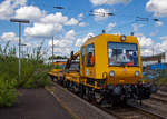   741 601 ein GAF 100 R/Modernisiert der DB Netz AG (Schweres 97 17 50 138 18-4) mit einem angehangenen Gleiskraftwagenanh�nger H27, f�hrt am 19.08.2020 durch Kreuztal in Richtung Siegen.