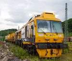 Der LINSINGER Schienenfr�szug SF 03 FFS, Schweres Nebenfahrzeug Nr. 99 80 9427 019-1 D-ALPHA (ex 97 33 07 502 18-5), der Alpha Rail Team GmbH & Co. KG, Berlin, ist am 11.06.2010, mit dem Materialwagen 31 80 D-ALPHA 399 8 079-6 Res und dem ex Motorturmwagen BRX 535, Schweres Nebenfahrzeug Nr. 99 80 9486 002-5 D-ALPHA (ex 97 99 02 501 18-2) in Betzdorf (Sieg) abgestellt. Der ehemalige (umgebaute) Motorturmwagen BRX 535 wird als Steuerwagen verwendet, zudem dient er als Aufenthalts-, Werkstatt- und Ger�tewagen.

Und so funktioniert’s:
Die Fr�smaschine mit integrierter Messtechnik zur L�ngs- und Quer�Profil�Messung verf�gen �ber zwei hintereinander platzierte Fr�seinheiten sowie eine Schleifeinheit, die �ber das Bedienpult der F�hrerkabine pr�zise zu steuern sind. 
Nach dem Prinzip „fr�sen, fr�sen, feinschleifen“ bewegt sich der Zug mit einer maximalen Geschwindigkeit von 25 m/min �ber die zu sanierenden Streckenabschnitte. Der entstehende Spanabfall wird in einem Bunker zwischengelagert. Der Schleifstaub wird in einen separaten Beh�lter abgesaugt.

Dabei ist eine Autonomie bis zu 16 Stunden. Daf�r ist auch auf dem Beiwagen ein zus�tzlicher Sp�ne-Container installiert. Es kann also problemlos beispielsweise ein Wochenende durch�ge�arbeitet werden, ohne dass ein Ausbunkern der Sp�ne notwendig wird.

Es ist m�glich, den gesamten Schienenkopf in nur einer �berfahrt fertig zu bearbeiten. Die Schiene wird mittels Fr�sen reprofiliert (Umfangsfr�sen) und im selben Arbeitsgang geschliffen (Umfangsschleifen). Das bedeutet, dass die Querprofilabweichungen, Riffeln und L�ngswellen sowie Besch�digungen der Schienenoberfl�che in nur einem Arbeitsdurchgang beseitigt werden.
Dieser Arbeitszyklus erfolgt mit einem Fr�swerkzeug, welches mit mehrfach verwendbaren HM-Platten best�ckt ist. Mit diesem Werkzeug wird ein genaues Querprofil erzeugt.

Hinter den beiden Fr�sstationen ist auf jeder Seite eine Schleifstation positioniert. Diese wird lediglich zur Verbesserung der optischen Oberfl�chenqualit�t verwendet. Die Schleifscheiben sind mit dem erforderlichen Schienenquerprofil profiliert und arbeiten ebenfalls in Umfangsrichtung. 

Leistungsmerkmale
– Maximale Geschwindigkeit: bis zu 25 m/min

Fr�sen des Schienenprofils
– Minimaler Kurvenradius: 150 m
– Bearbeitungstiefe der Fahrfl�che: 0,3 bis 1,8 mm
– Spurberichtigung: max. Abtrag pro Schiene bis zu 2,5 mm

Das Ergebnis: Wiederherstellung des Schienenprofils mit einer
– Querprofilgenauigkeit: +/- 0,2 mm
– L�ngsprofilgenauigkeit: 0,02 mm
– Qualit�t der Oberfl�chenrauigkeit Ra < 10 �m