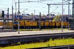 Die LORAM Schienenschleifmaschine RGI 60 (DB BR 786.0), 99 80 9427 007-6 D-DBMP / HSM 801 /  Eagle One  der DB InfraGO AG (ex DB Netz AG) steht am 21 April 2026 beim Hauptbahnhof Lübeck. Eigentlich ist die Maschine eine vierteilige Einheit, hier steht sie aber in einer dreiteiligen Konfiguration. So ist sie hier eher ein RGI 40, da sie dann so nur 40 anstelle von 60 Schleifeinheiten besitzt. 

Der Schienenschleifzug RGI 60 wurde 2013 von LORAM Maintenance of Way, Inc. aus Hamel / Minnesota (USA) unter der Fabriknummer 1752440913, als vierteilige Einheit, gebaut. Hier ist er in der Konfiguration: Kontrollwagen mit der Kabine 1 und Kabine 3), einem Schleifwagen und dem Schleifwagen mit der Kabine 2.

Die Schienenschleifmaschine RGI SPML von LORAM ist eine Hochleistungs-Schienenschleifmaschine mit 60 Schienen-Schleifsteinen (ja 30 pro Schiene/Seite), der sowohl die Reprofilierung von Schienen mit starken Mängeln als auch kleine „kosmetische“ Korrekturen der Gleise bewältigt. Der Schleifmaschine ist hervorragend für große Schleifkampagnen, für das präventive, zyklische Schienenschleifen zu Wartungszwecken sowie für das vorgeschriebene Schienenschleifen nach Bauabschluss geeignet.

TECHNISCHE DATEN (in vierteiliger Konfiguration):
Spurweite: 1.435 mm (Normalspur)
Anzahl der Achsen: 16 (in 8 Drehgestellen)
Länge über Puffer: 83.240 mm (20.810 mm)
Drehzapfenabstände je Wagen: 13.110 mm
Achsstand im Drehgestell (Kontrollwagen): 2.500 mm 	
Achsstand im Drehgestell (Schleifwagen): 1.800 mm
Eigengewicht: 351.000 kg
Höchstgeschwindigkeit: 100 km/h (Eigenfahrt) / 120 km/h (geschleppt)
Zul. Anhängelast: 60 t
Zur Mitfahrt zugel. Personenzahl: 11
Kleinster befahrbarer Gleisbogen: R 100 m
Schleifmotoren: 60, jeweils 30 PS (22,4 kW)
Schleifgeschwindigkeit: 3 bis 20 km/h
Bemerkung: Zur Maschine gehören noch der Energieversorgungswagen BA 361 B / HSM-E 361 B, 99 80 9320 014-0 D-DBMP und der Gerätewagen BA 360 B / HSM-G 360 B, 99 80 9320 013-2 D-DBMP. 
