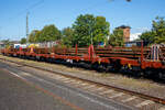 4-achsige Drehgestell-Flachwagen mit Drehrungen und Stirnwandklappen der Gattung Rgs, der Mercitalia Rail S.r.l.