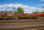 Vierachsiger Weichentransportwagen (Drehgestell-Flachwagen)  81 74 4621 008-7 S-LOG (in Schweden eingestellt) der Gattung Skklps der Vossloh Logistics GmbH abgestellt am 30.04.2022 in Schwerte (Ruhr).