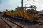 In Kreuztal am 27.03.2013 abgestellt,   vorne die:  Plasser & Theurer (�sterreich) Schotterverteil- und Planiermaschine SSP 110 SW (Schweres Nebenfahrzeug Nr.