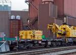   Der Gegenlastwagen 99 80 9320 001-7 D-STRA  der STRABAG RAIL GmbH, zum 150 t Kirow Gleis- und Weichenbaukran KRC 1200+ „DONAU“, abgestellt am 25.12.2014 am KSW Bahnhof Siegen-Eintracht