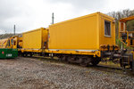   Der Beiwagen 31 80 390 5 945-2 der DB Netz AG zum LINSINGER Schienenfräszug SF 03 W-FFS, Schweres Nebenfahrzeug Nr.
