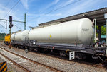   Die beiden Wasserwagen 99 80 D-BAYER 9395 002-5 und  99 80 D-BAYER 9395 003-3 (zwei Drehgestell-Kesselwagen mit 4 Rads�tzen) vom Unkrautspritzzug der Bayer CropScience Deutschland GmbH am 10.06.2016