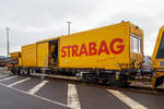   Der Beiwagen „Vogel der Nacht“ ein Drehgestellflachwagen der Gattung Res 37 80 3999 115-3 D-BRS (ex 33 52 3997 339-9) der BMTI Rail Service GmbH (Servicebetrieb der STRABAG SE) steht am