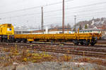 4-achsiger Drehgestellflachwagen mit klappbaren Seitenborden und Rungen, der Hering Bahnbau GmbH (Burbach), 80 80 3948 003-9 D-HGUI, Gattung Res, hier als Schutzwagen zum KIROW