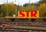 Zweiachsiger Flachwagen mit Seiten-, Stirnwandklappen und Drehrungen, 23 62 3329 003-0 CG-BRS der Gattung Kgs-z, (eingestellt in Montenegro), der STRABAG Rail GmbH, als Begleitwagen zum Kirow Kran KRC