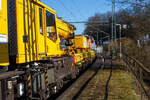 Die an die BEG - Bocholter Eisenbahngesellschaft mbH vermietete 4185 132-2 „Christa“ (92 80 4185 132-2 D-NXRL), eine Vossloh DE 18 der Nexrail AssetCo Sàrl (Luxembourg) fährt am 17 Februar 2025, mit dem Kirow KRC 1200 Kranzug der MGW Gleis- und Weichenbau-GmbH & Co.KG (Berlin), durch Scheuerfeld/Sieg in Richtung Siegen. Hinter der Lok sind der Schutzwagen D-MGWB 37 80 3999 232-4, der KRC 1200 Kranwagen D-MGWB 99 80 9519 003-4 und der Gegenlastwagen D-MGWB 99 80 9310 031-6.

Hier vor dem Multi Tasker Kran KRC 1200 der zugehörige 4-achsiger Schutzwagen auslegerseitig D-MGWB 37 80 3999 232-4 (beladen mit Werkstattcontainer, Traversen und zugeh. Anschlagmittel, zudem wird hier in der Transportstellung der Kranausleger hydraulisch auf dem Schutzwagen abgestützt. Durch die Abstützung wird die Achslast und folglich die Streckenlast (Meterlast) vom Kran auf max. 7,2 t/m reduziert. Die max. Achslasten betragen beim Kran 13,7 t und den Wagen 19,9 t.

TECHNISCHE DATEN:
Baujahr: 2022
Spurweite: 1.435 mm
Anzahl der Achsen: 4 (in 2 Drehgesten)
Länge über Puffer: 19.900 mm
Drehzapfenabstand: 14.860 mm
Eigengewicht: 25.100 kg
Maximale Nutzlast: 54,9 t (ab Streckenklasse C)
Höchstgeschwindigkeit: 100 km/h 
Zugelassen für Streckenklasse: CE oder höher
Bremse: KE-GP LL
Handbremse: Ja
Kleinster befahrbarer Gleisbogen: R = 80m