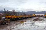 Der Gleisgründungszug der HERING Bahnbau GmbH (Burbach-Holzhausen) ist am 05 Februar 2026 auf den WEBA-Gleisen in Scheuerfeld/Sieg abgestellt.
