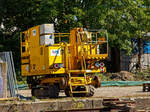 ZW-Hubarbeitsbühne für die Oberleitungsmontage, Selbstfahrendes schienengebundenes Gerät Registrier-Nr. G 9936 002, der RPS Rail Power Systems GmbH (ex Balfour Beatty Rail) abgestellt am 08.10.2021beim Bahnhof Bonn-Beuel.

ZW-Hubarbeitsbühne vom Typ ELAN.00C wurde 2007 vom französischen Hersteller NEOTEC Développement SAS unter Fabriknummer ELA07.060.38 gebaut, der Vertrieb in Deutschland über France Elévateur Deutschland GmbH.

TECHNISCHE DATEN:
Spurweite (Schiene): 1.435 mm 
Länge über Alles: 4.807 mm
Achsabstand: 3.450 mm
Eigengewicht:  7,7 t      
Höchstgeschwindigkeit (Schiene):  15 km/h   
Arbeitsgeschwindigkeit max. (Schiene):  5 km/h 
Höchstgeschwindigkeit (Raupenketten): 2 km/h