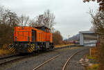 Die KSW 42 (92 80 1277 902-3 D-KSW), eine Vossloh MaK G 1700 BB der KSW (Kreisbahn Siegen-Wittgenstein) steht am 12.01.2022 in Herdorf beim Lokschuppen der KSW (Betriebsstätte Freien Grunder