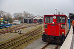 Der Bahnhof Wangerooge, Lokschuppen und BW der Wangerooger Inselbahn  / SIW - Schifffahrt und Inselbahn Wangerooge (gehört zur DB Fernverkehr AG) am 12 März 2024. 

Rechts hat gerade die DB 399 108-0 (98 80 3399 108-0 D-DB) der Wangerooger Inselbahn den Bahnhof, mit einem Personenzug (5 Wagen, sowie zwei Flachwagen für Gepäckcontainern), erreicht.