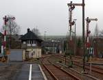 Blick vom Bahnhof Erndtebr�ck am 28.12.2011 in Richtung Kreuztal, und blick auf das Fahrdienstleiterstellwerk (Ef).