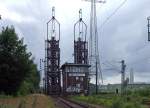   Gleich vor dem Bahnhof Papenburg (Ems) befindet sich die Eisenbahnklappbrücke über den Papenburger Sielkanal, davor noch das Fahrdienstleiterstellwerk Papenburg (Ems) „Pf“,