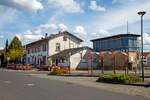  Der Bahnhof Büdingen (Oberhessen) am 14.04.2018, das ehemalige Empfangsgebäude von der Straßenseite und links das Stellwerk Fahrdienstleiter.
