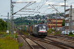 Die MRCE Dispolok ES 64 U2-072 / LZB 182 572-8 (91 80 6182 572-8 D-DISPO) f�hrt am 04.06.2022 mit einem KLV-Zug durch den Hauptbahnhof Siegen in Richtung K�ln.