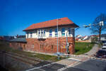 Das Fahrdienstleiter Stellwerk Grevesm�hlen an der Bahnstrecke L�beck – Bad Kleinen (KBS 175), hier am 22 April 2026 aus einem Zug heraus. 
