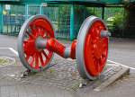 Treibachse (Kropfachse) einer schweren G�terzug-Dampflokomotive der Baureihe 044 am 04.06.2014 vor dem Empfangsgeb�ude vom Bahnhof Betzdorf/Sieg.
