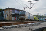 Die Railpool Vectron AC 193 827-3 (91 80 6193 827-3 D-Rpool) mit der kalten Alpha Trains Vectron MS 193 552-7 (91 80 6193 552-7 D-ATLU) und einem leeren RoLa-Zug am Haken, f�hrt am 24.04.2017 durch