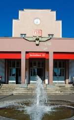   Der Haupteingang des Empfangsgeb�ude vom Bahnhof Dillenburg, mit einem Springbrunnen davor, hier man 07.07.2013.