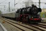 Dampfsonderzug mit 50 3648 treft am 8 April 2017 in Dresden Hbf ein.