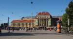 Hauptbahnhof Leipzig Straßenfassade mit Straßenbahnhaltestellen am 23.07.2019.